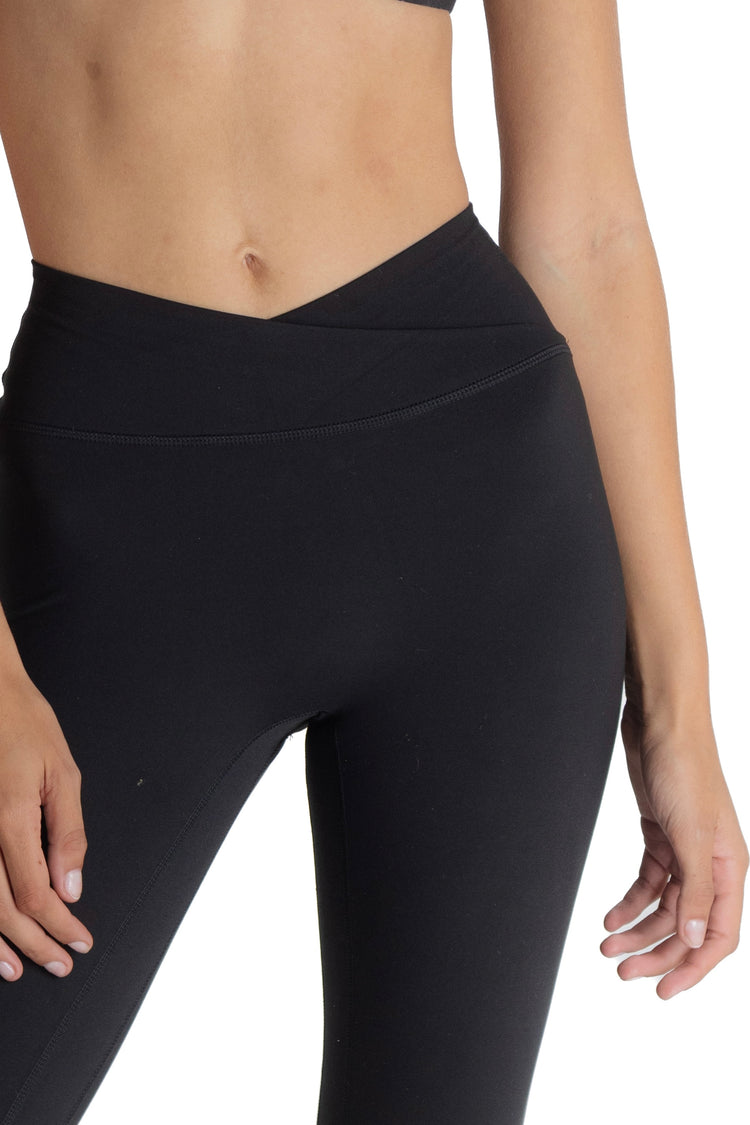 Form Crossover Invisible Scrunch Leggings | Black